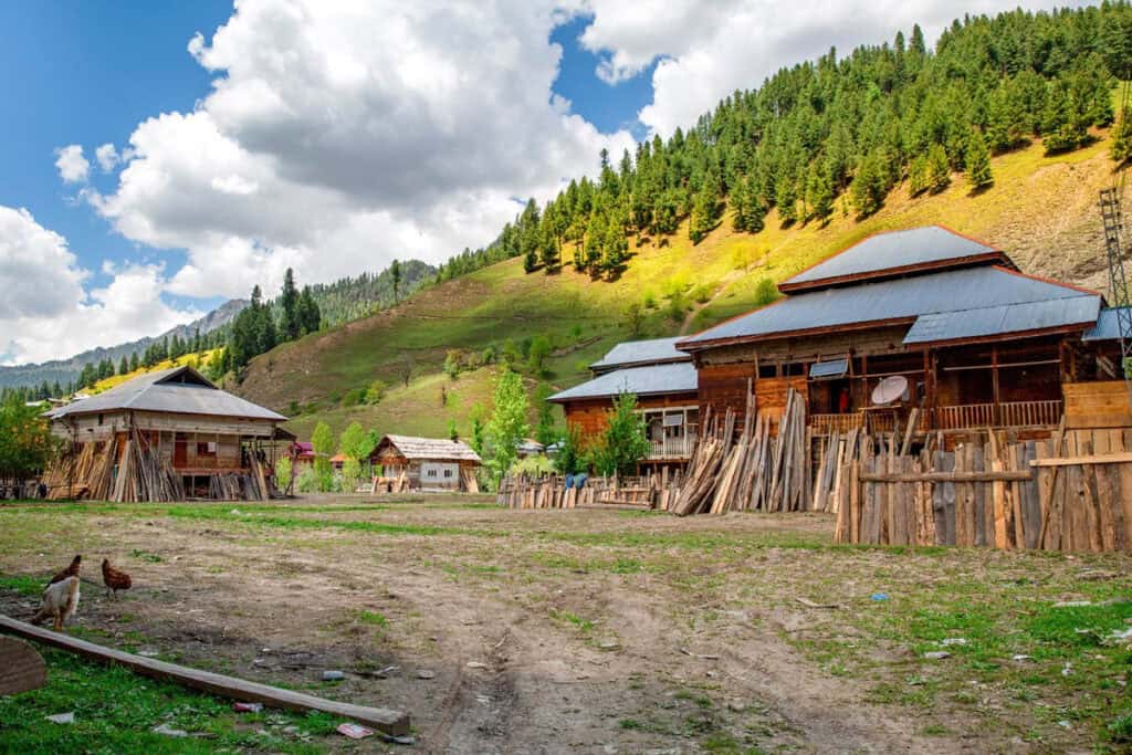 maisons en bois traditionnelles dans la vallée de Neelam village de Taobat