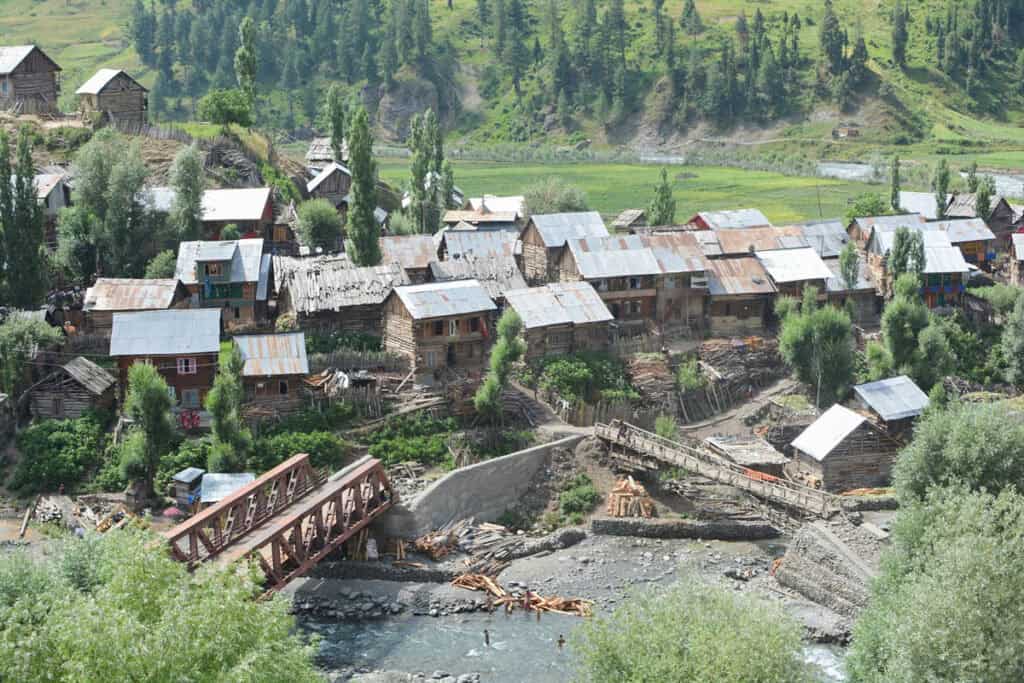 maisons en bois traditionnelles dans la vallée de Neelam