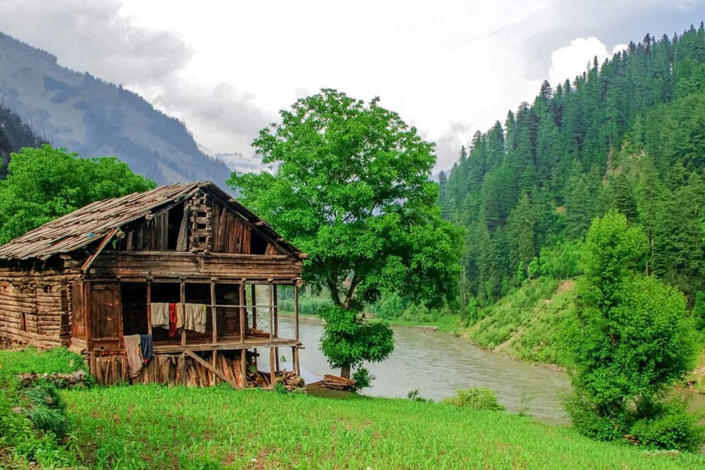 maison en bois près d'une rivière au Pakistan