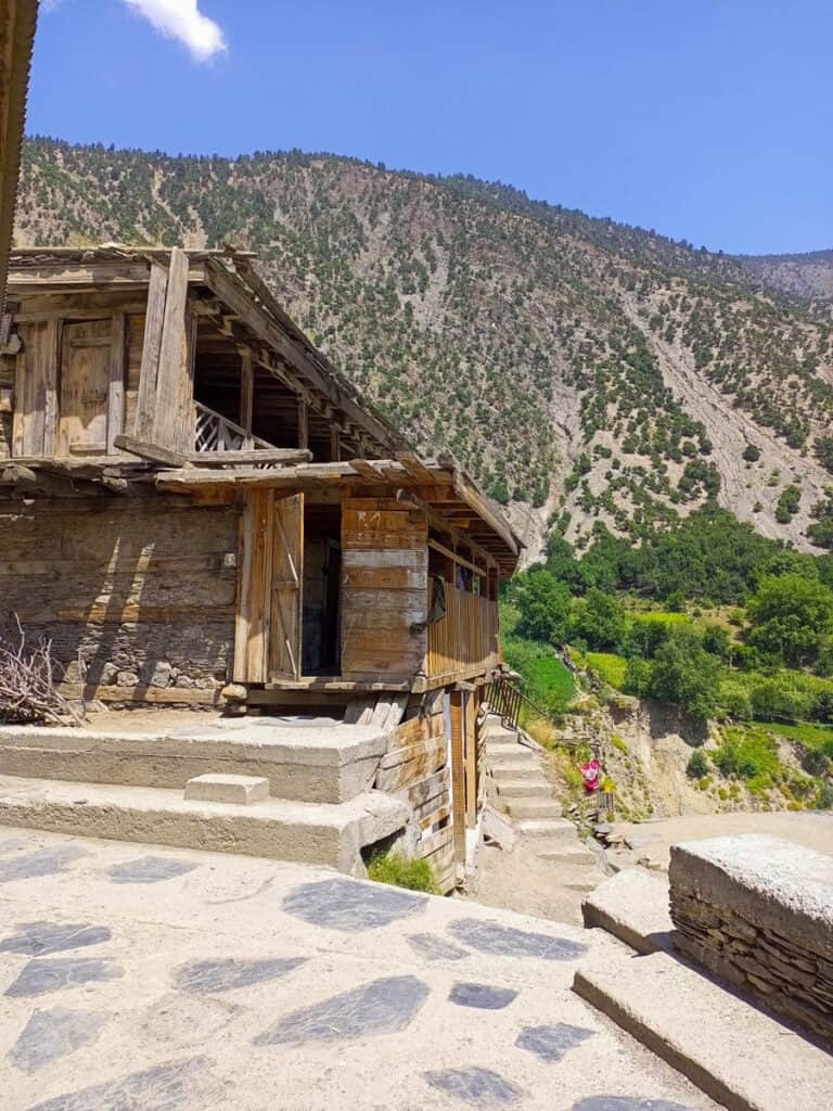 maison kalash traditionnelle