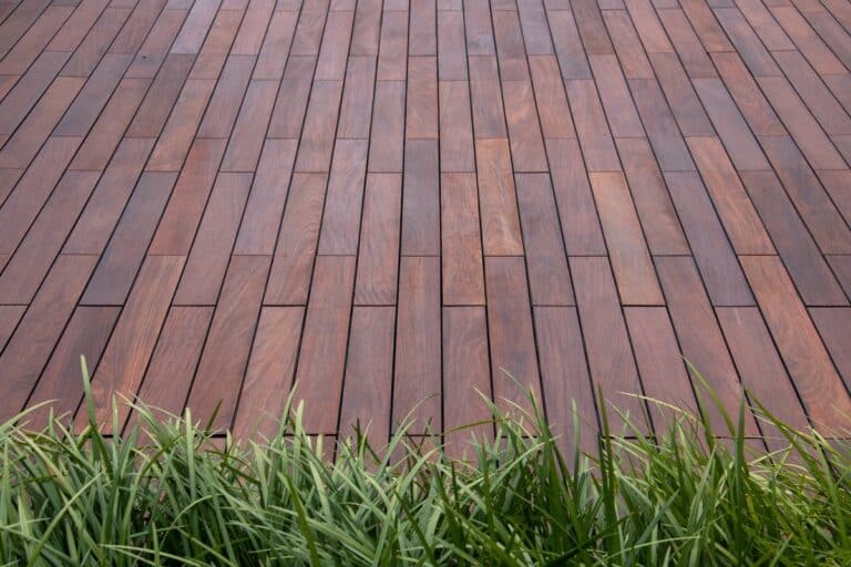 gros plan sur les lames d'une terrasse en bois