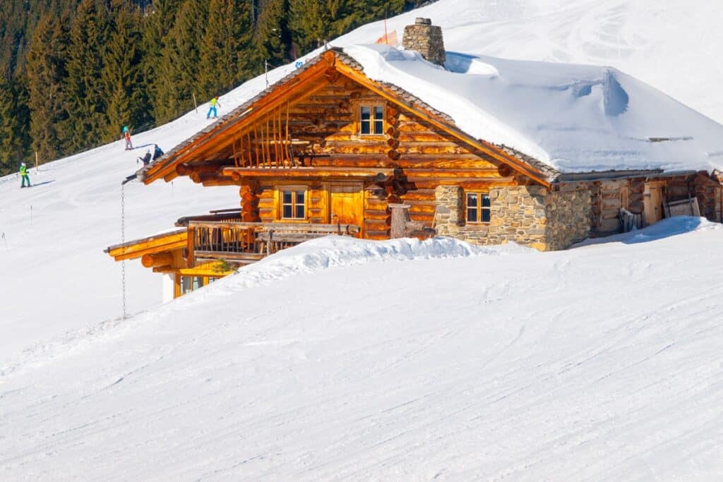 chalet en bois en Autriche neige