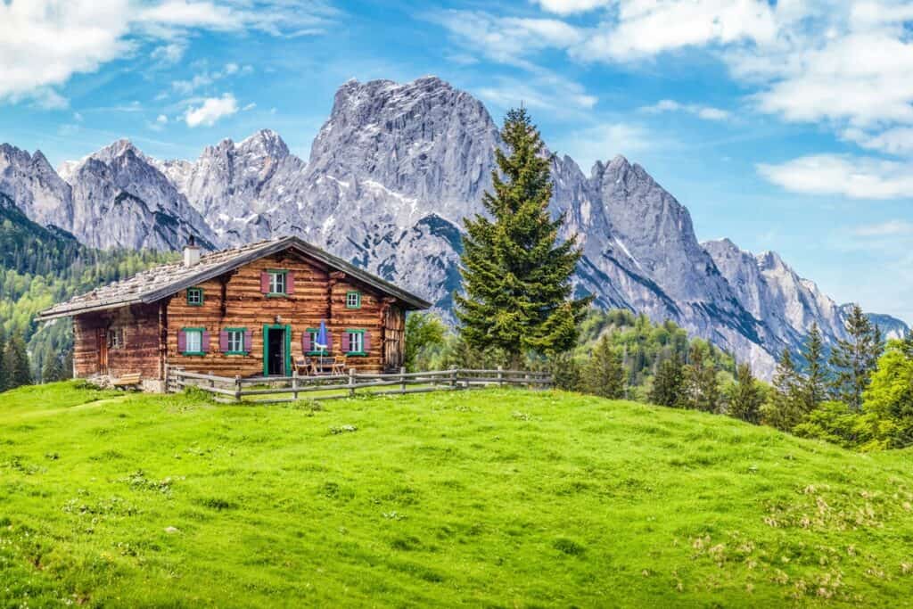 chalet autrichien dans le paysage alpin