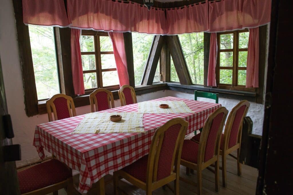 intérieur maison traditionnelle serbe