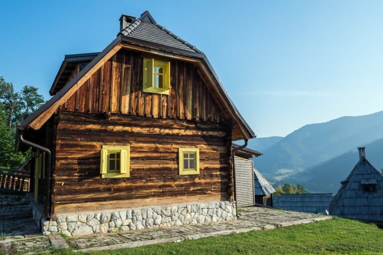 maison en bois traditionnelle de Serbie