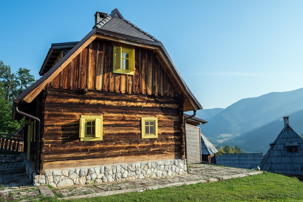 maison en bois traditionnelle de Serbie