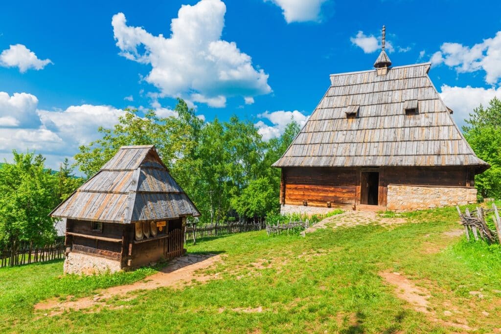 maison en bois serbe rénovée