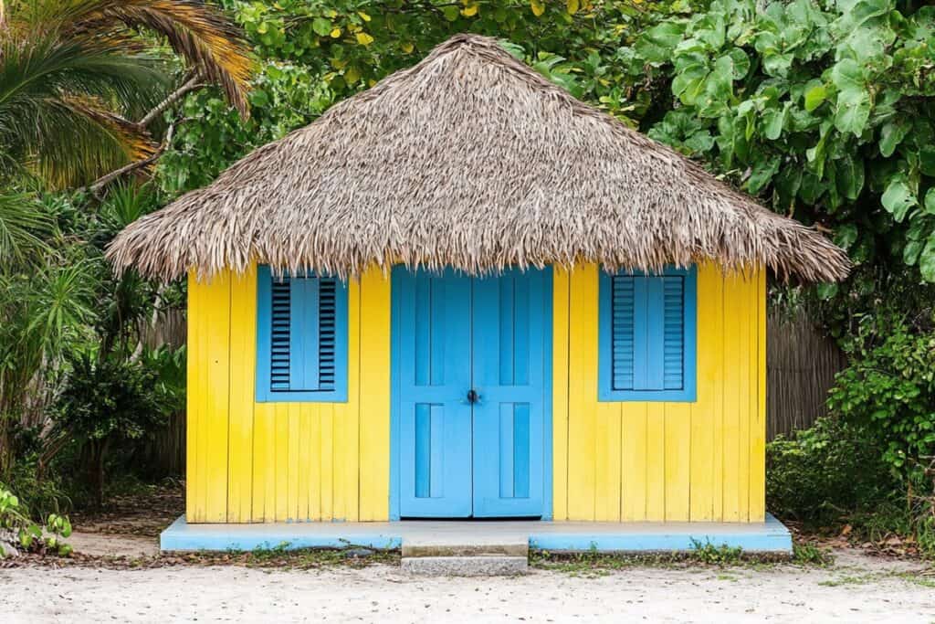 maison jaune  au toit de chaume à la Dominique