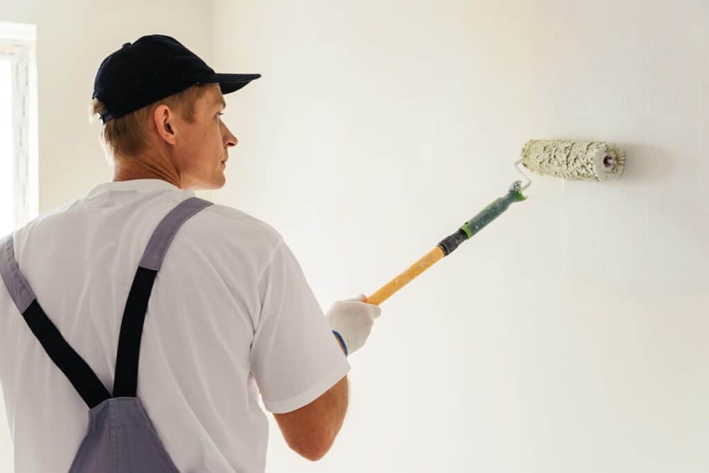 homme peint mur en blanc