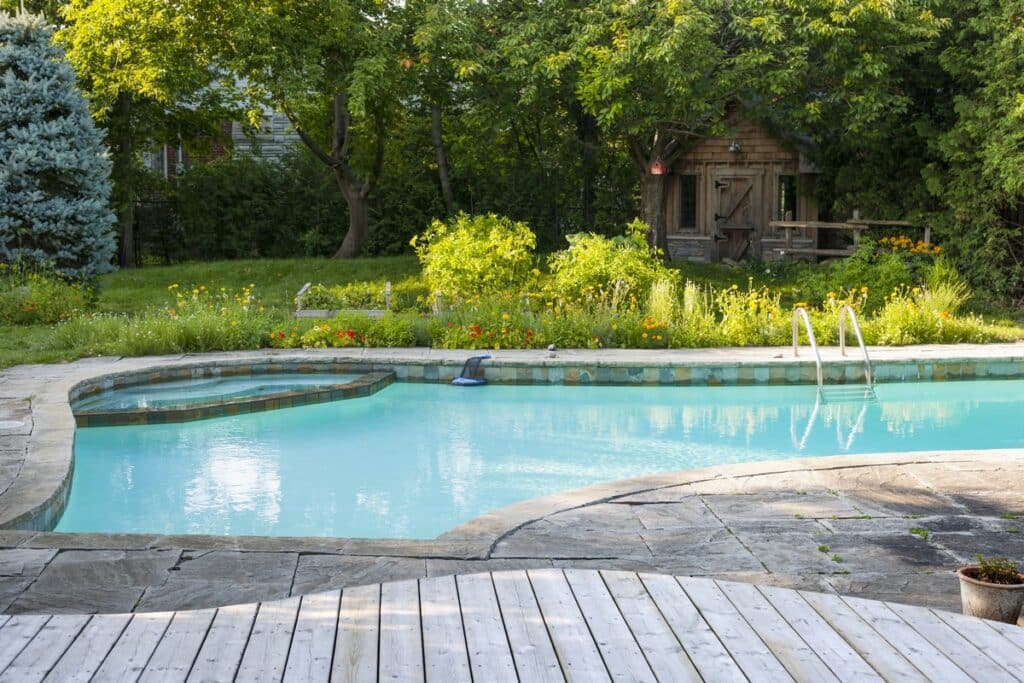 aménagement paysager autour d'une piscine