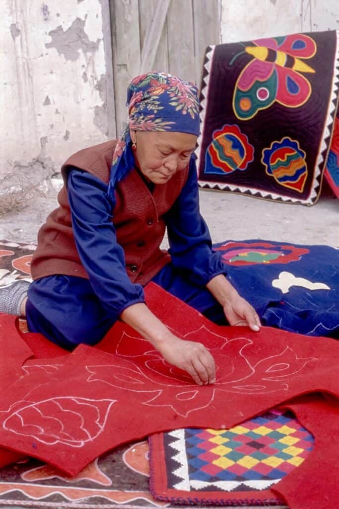 femme fabricant un shyrdak