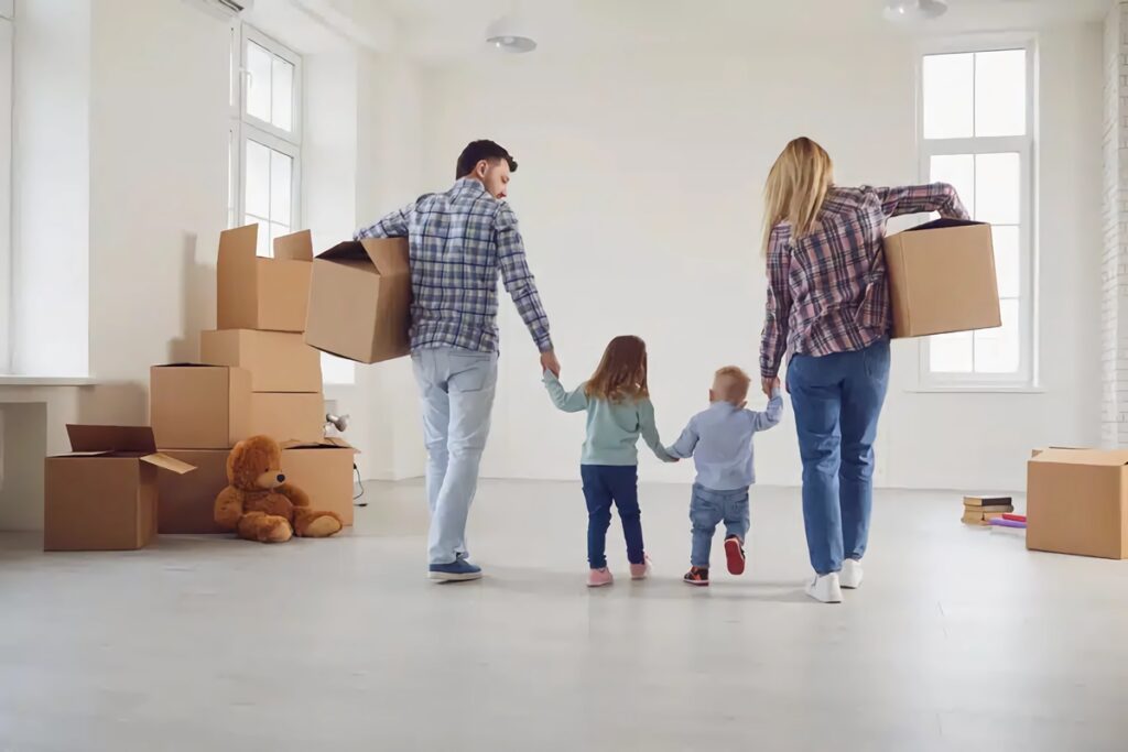famille qui aménage dans un appartement à Marseille