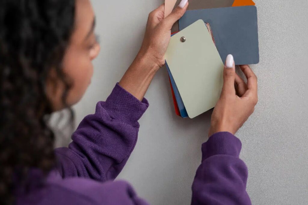 femme qui choisit des finitions de peinture