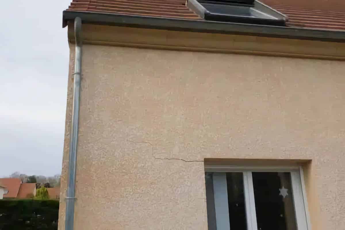 fissure sur l’enduit d’une maison neuve