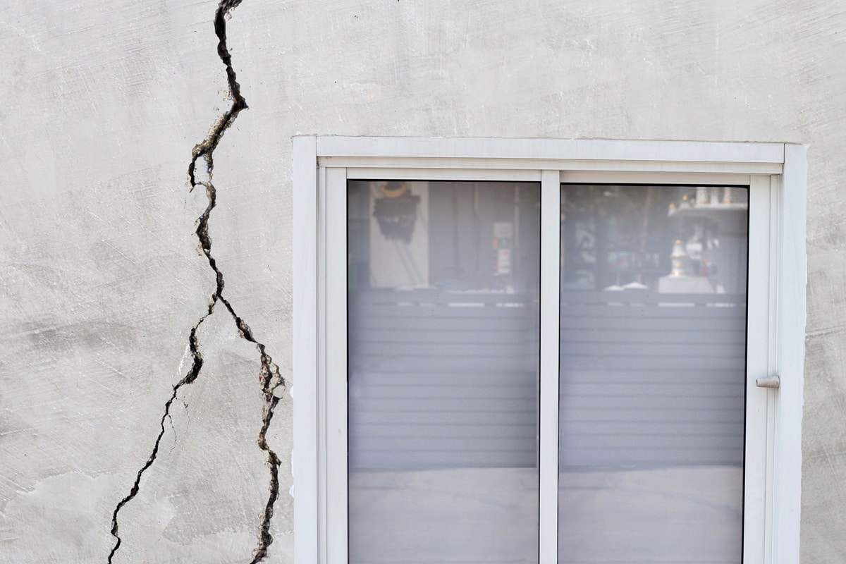 fissure sur le mur d'une maison