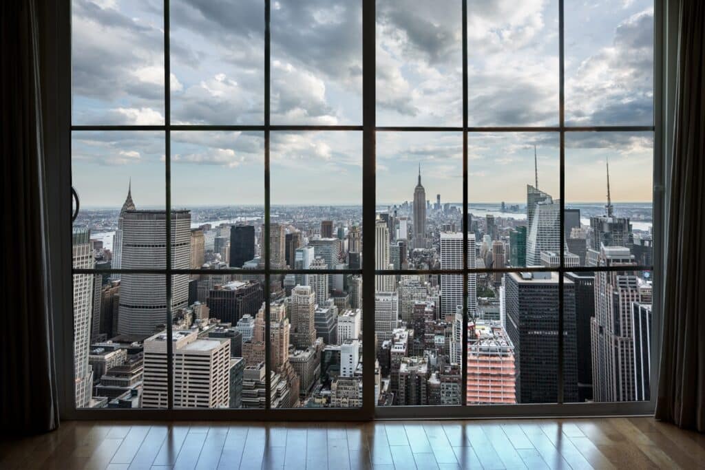 grande fenêtre avec vue sur la ville de Manhattan