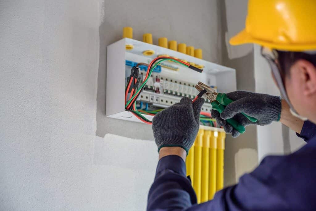 électricien inspecte le tableau électrique