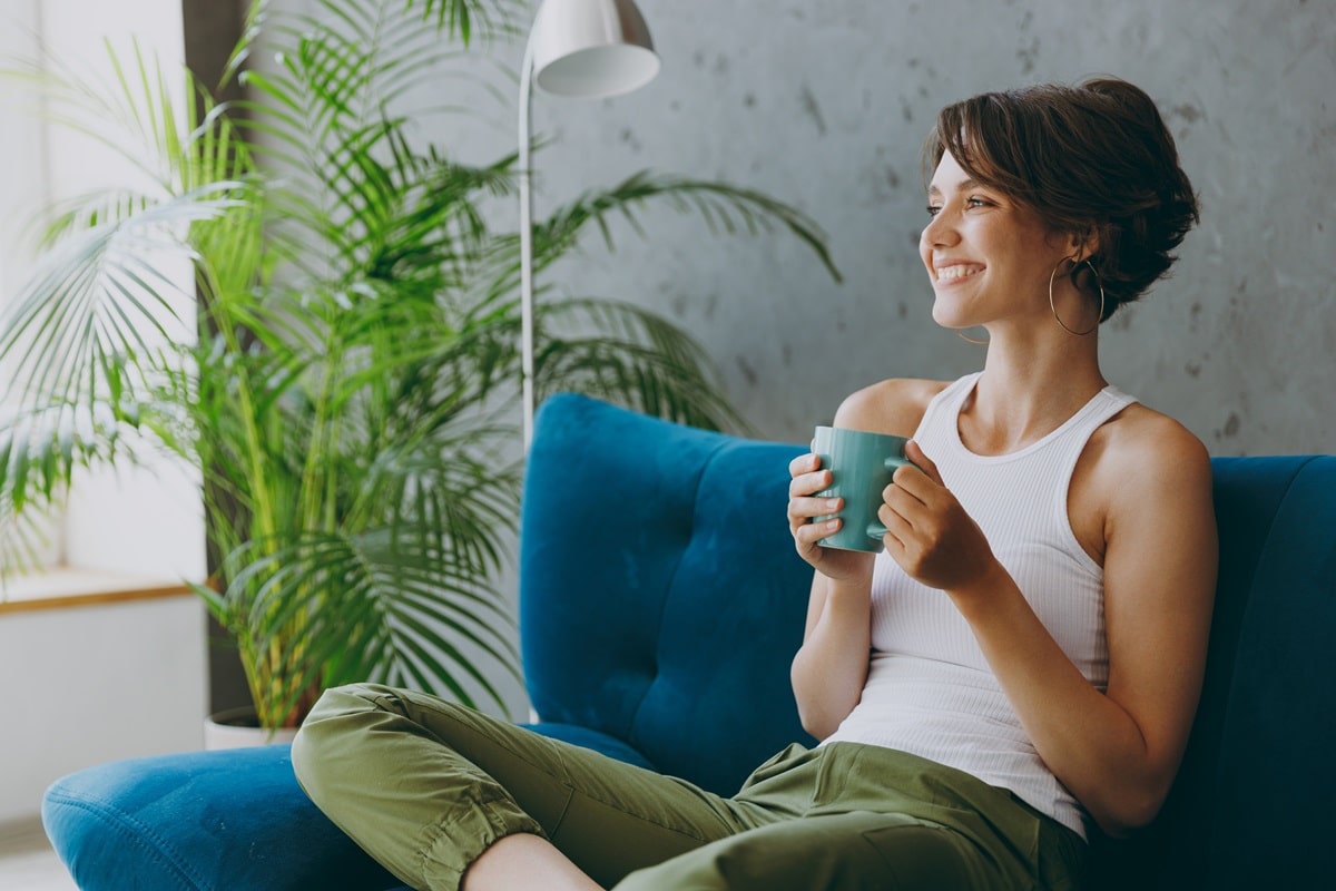 femme heureuse salon température agréable