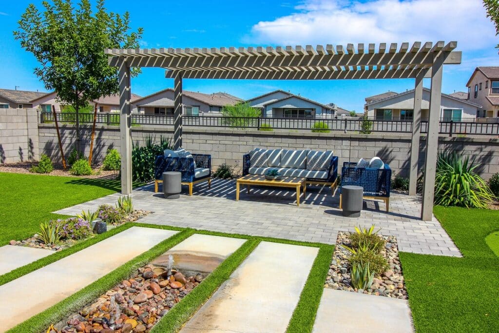 belle pergola dans un jardin