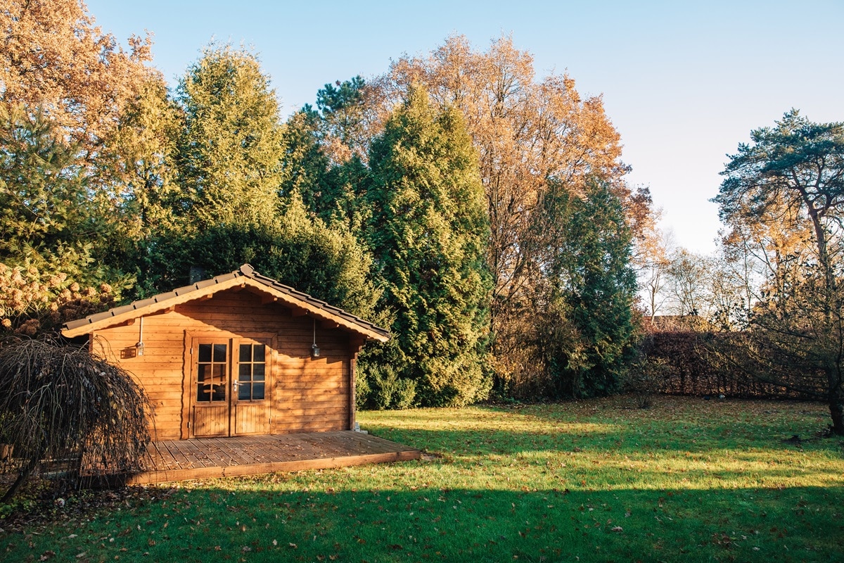 petite maison en bois dans le jardin