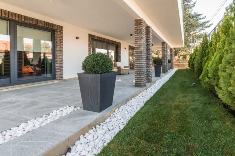 beau carrelage en pierre sur une terrasse