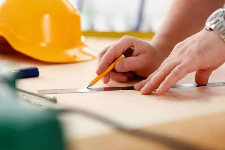 menuisier préparant une découpe