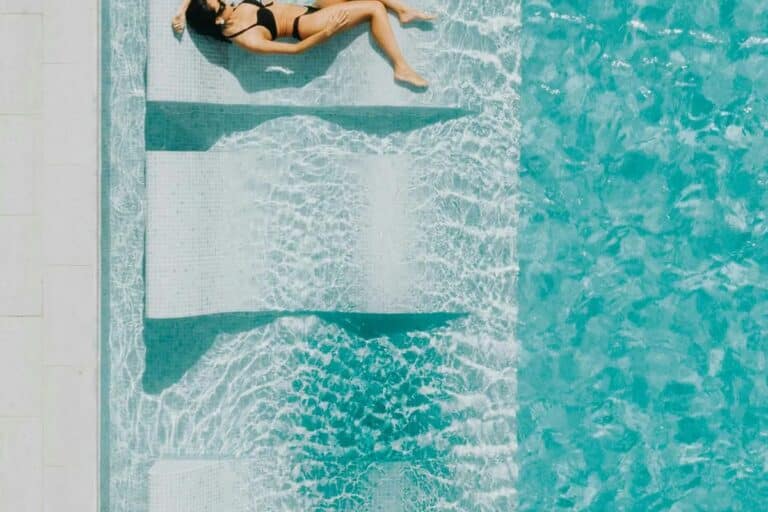 Comment choisir une plage immergée pour piscine