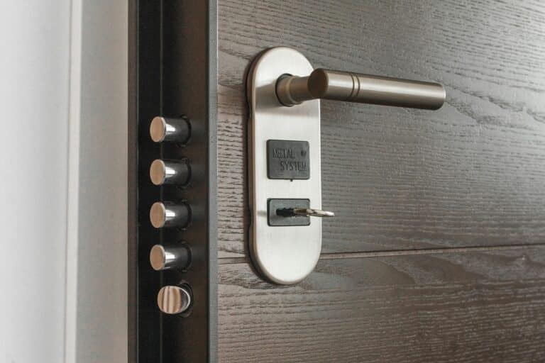 gros plan sur une poignée et une serrure de porte d'entrée