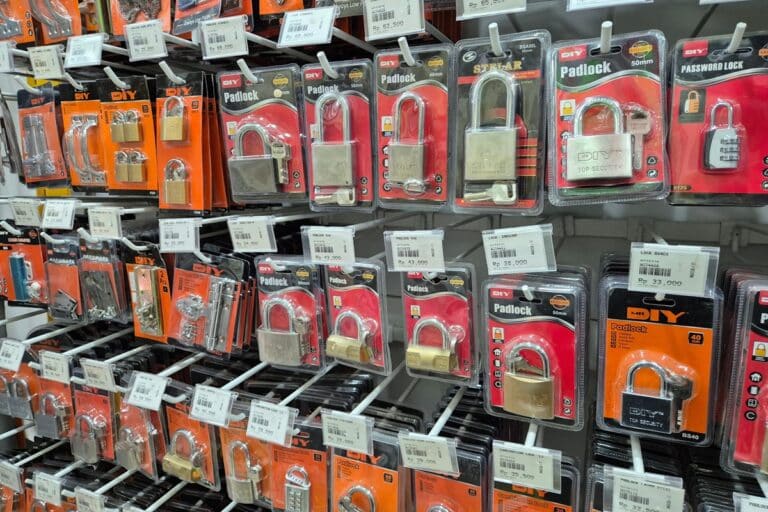 différents types de cadenas en magasin