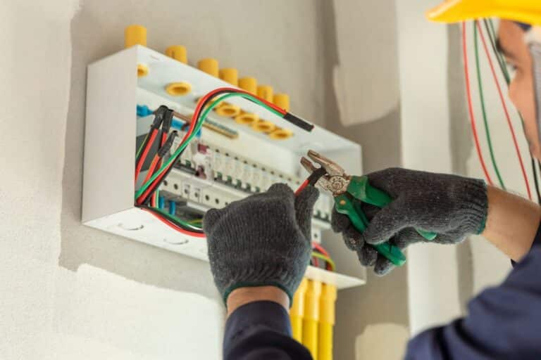 Comment choisir son électricien dans le Beaujolais