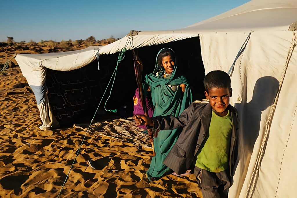 enfants devant une khayma
