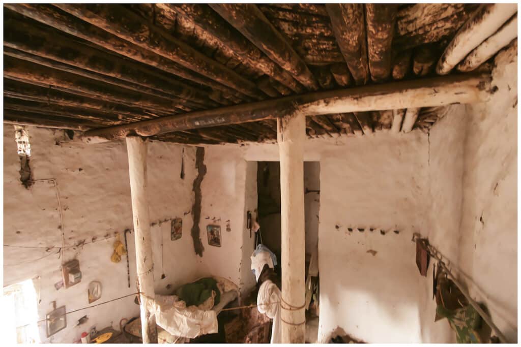 intérieur d'une maison hidmo en Éthiopie