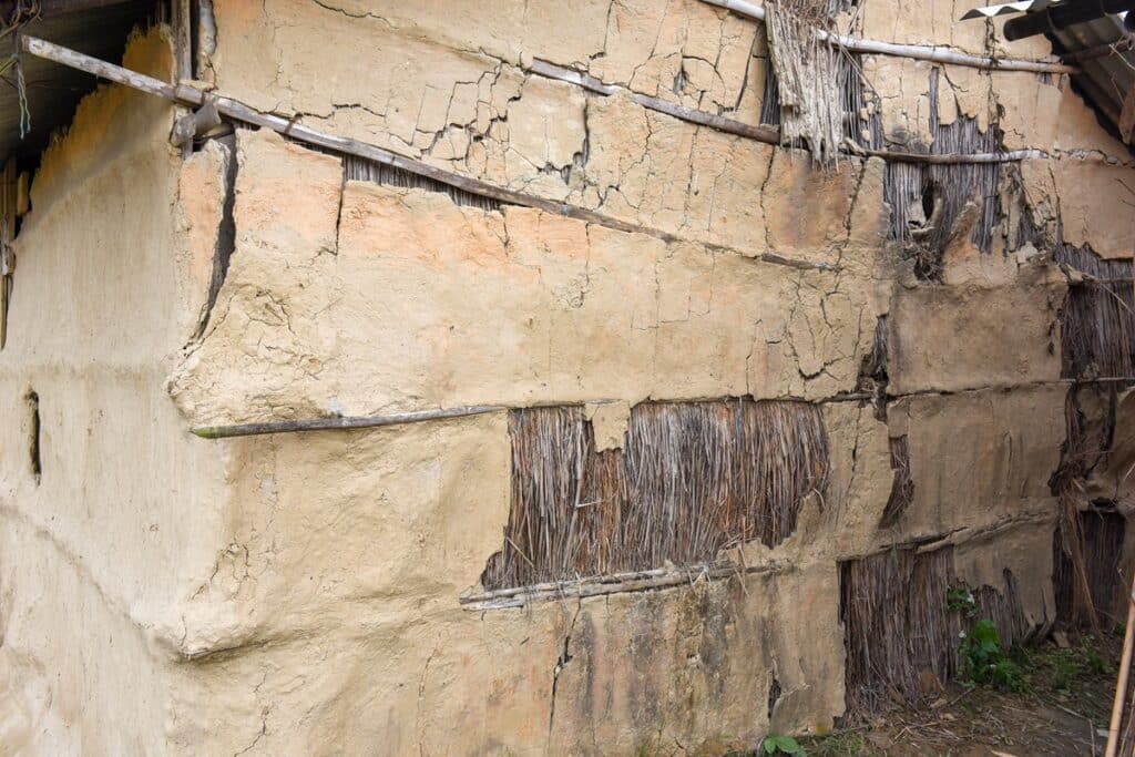 détail mur maison Tharu traditionnelle