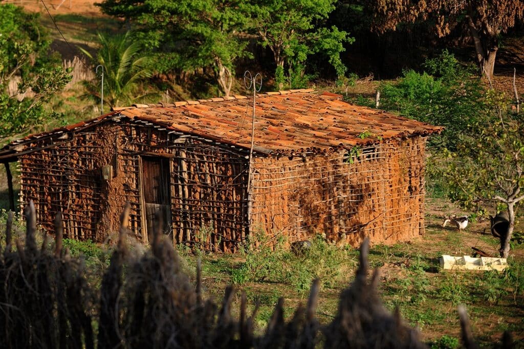 maison construite en pau-a-pique au Brésil