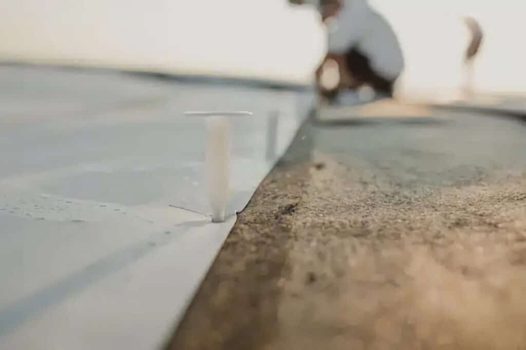 pose de membrane sur une toiture plate