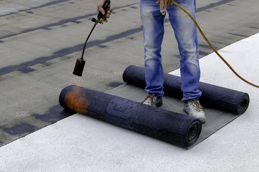 Membrane EPDM vs bitume : que choisir pour une toiture plate