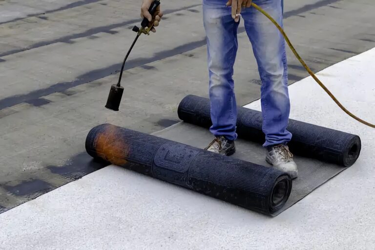 Membrane EPDM vs bitume : que choisir pour une toiture plate