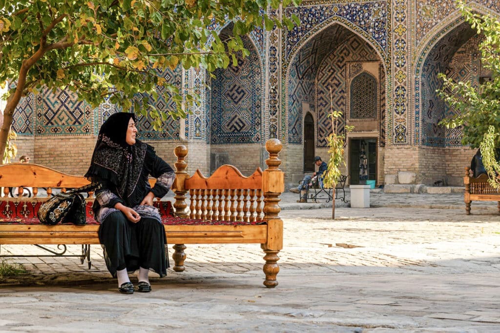 femme dans une cour intérieure
