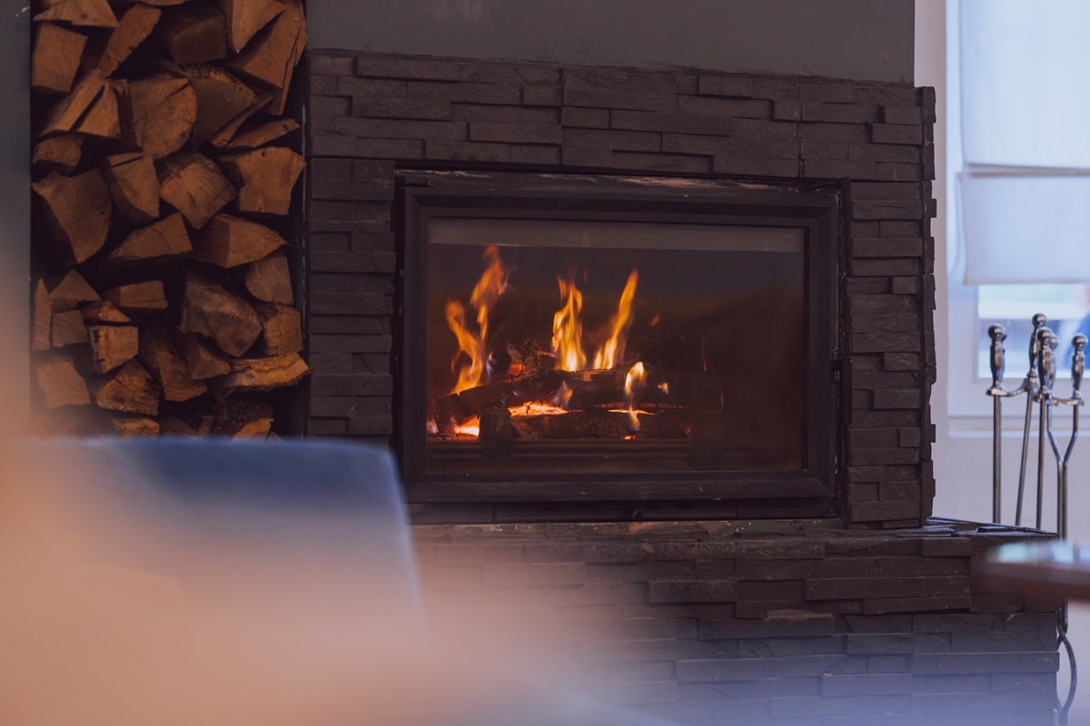 gros plan sur un feu dans une cheminée avec insert