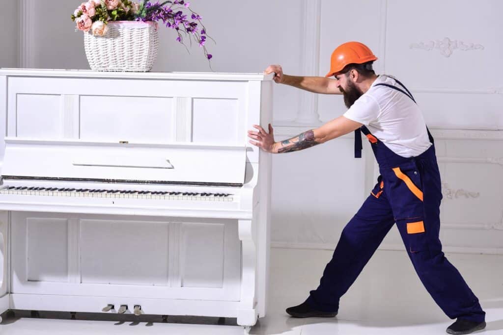 homme qui déménage un piano
