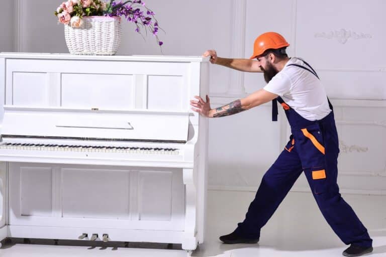 homme qui déménage un piano
