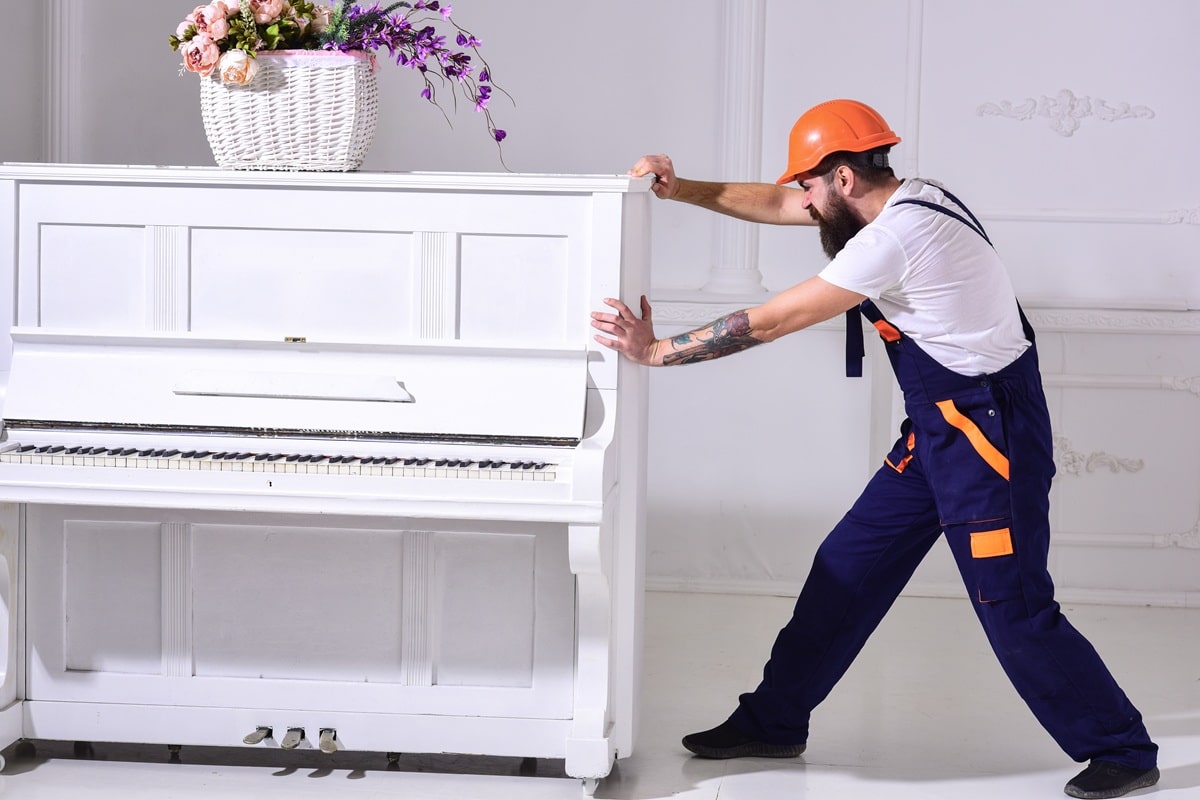 homme qui déménage un piano
