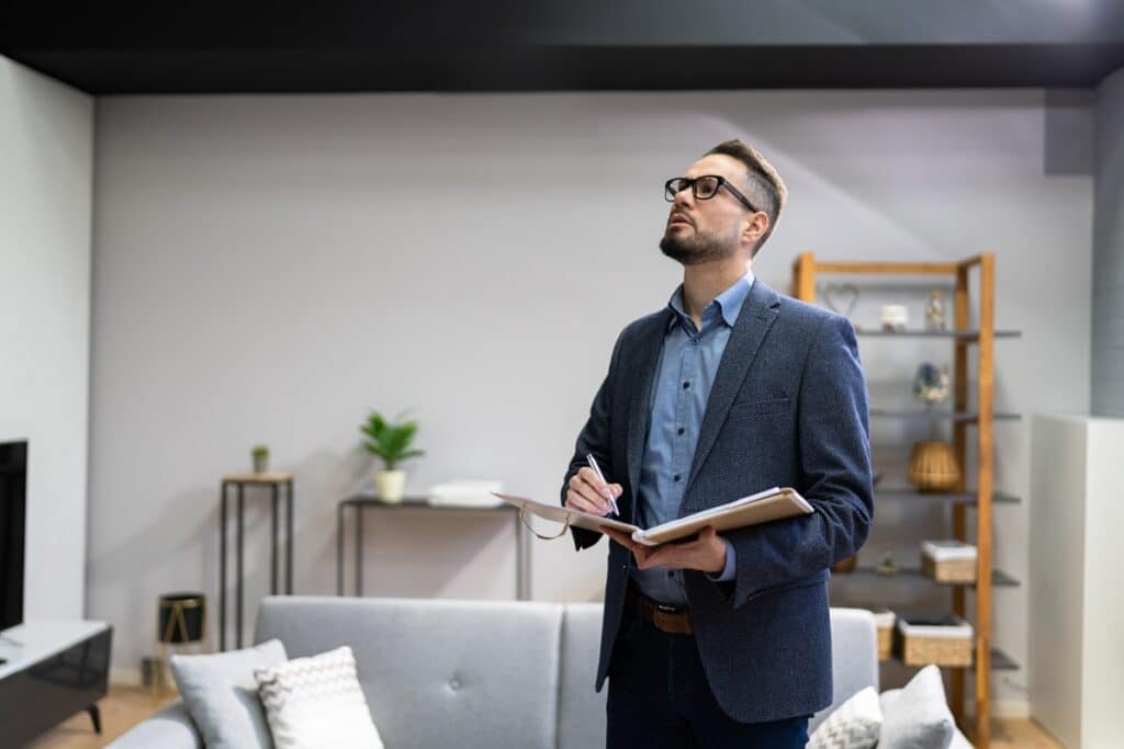 un agent immobilier estime le prix d'une maison