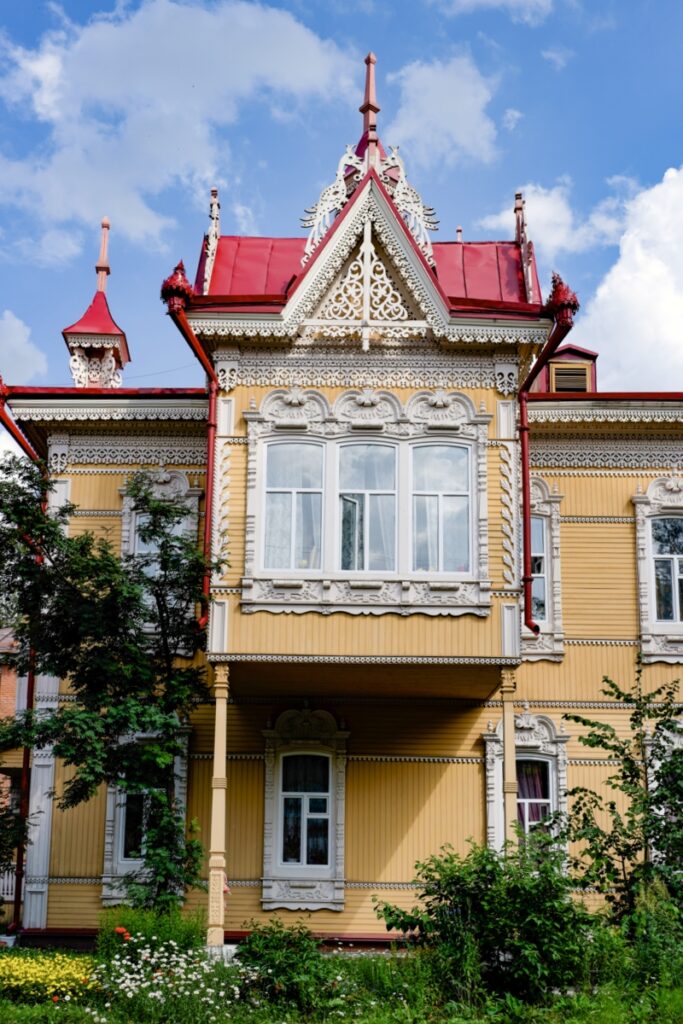 maison avec les oiseaux de feu