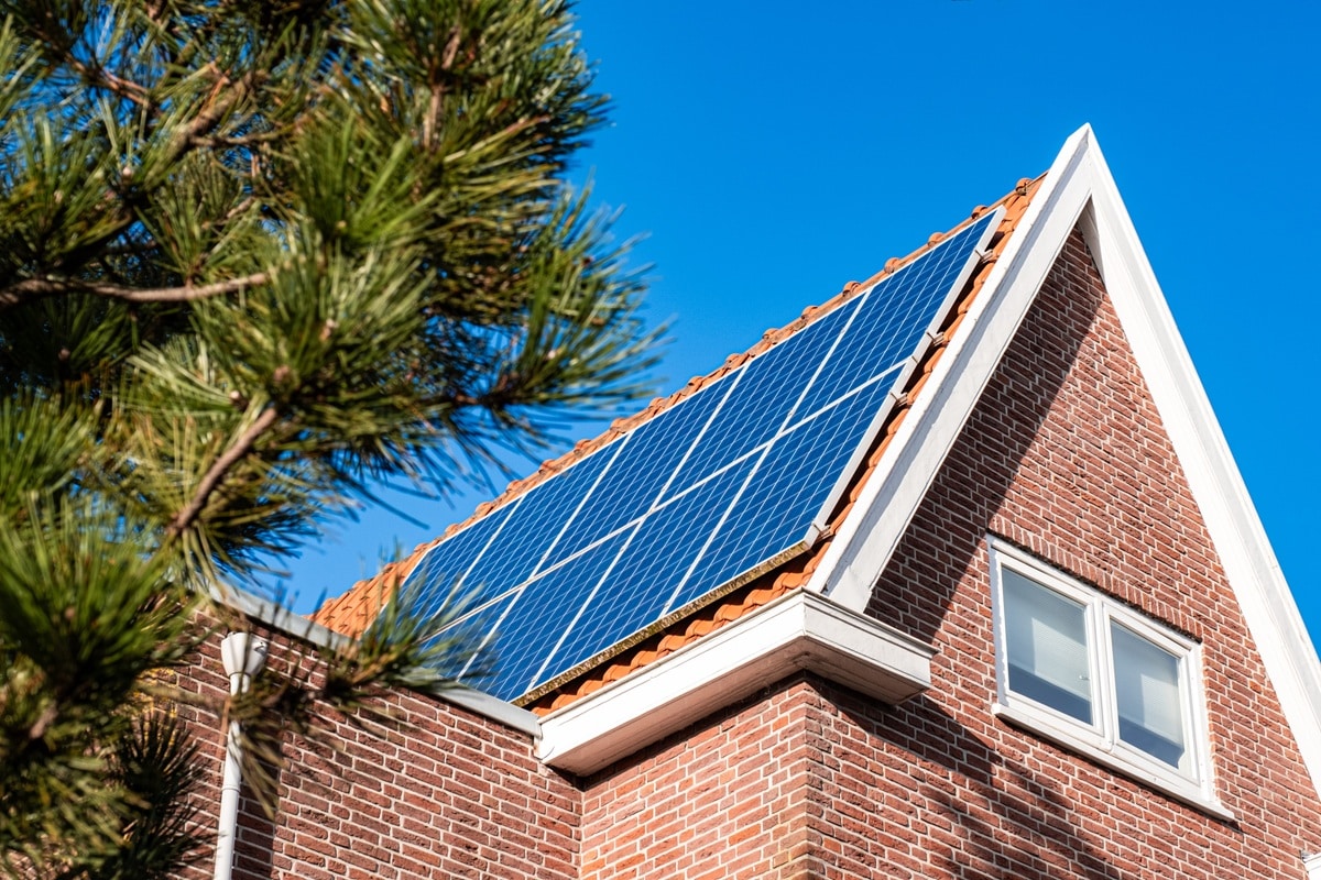 panneaux solaires sur le toit d'une maison