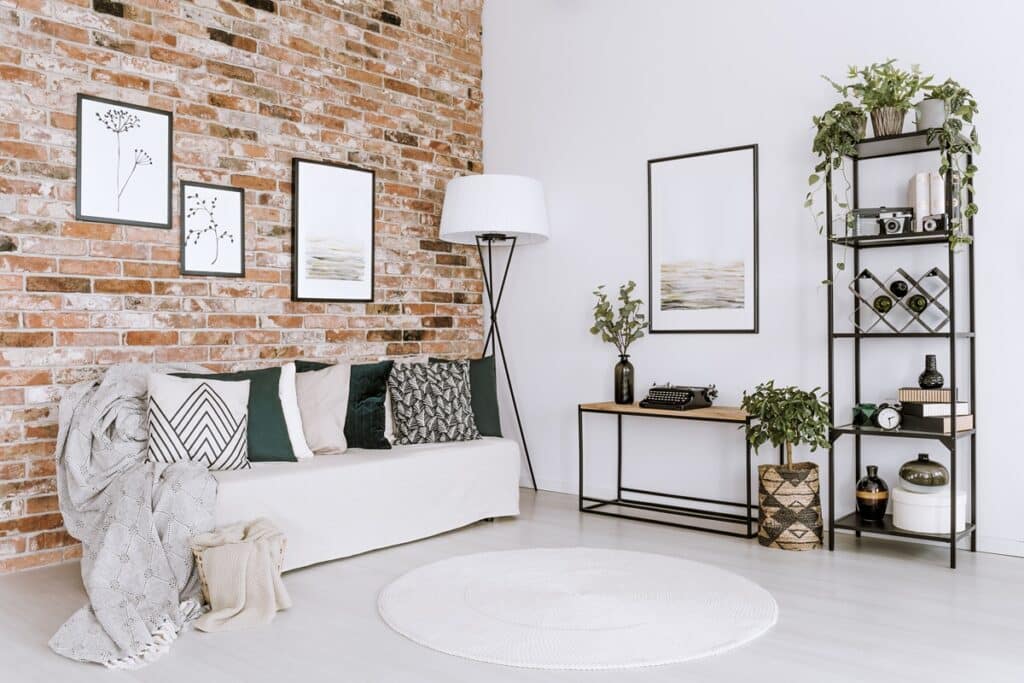 salon avec un mur d'accent en briques