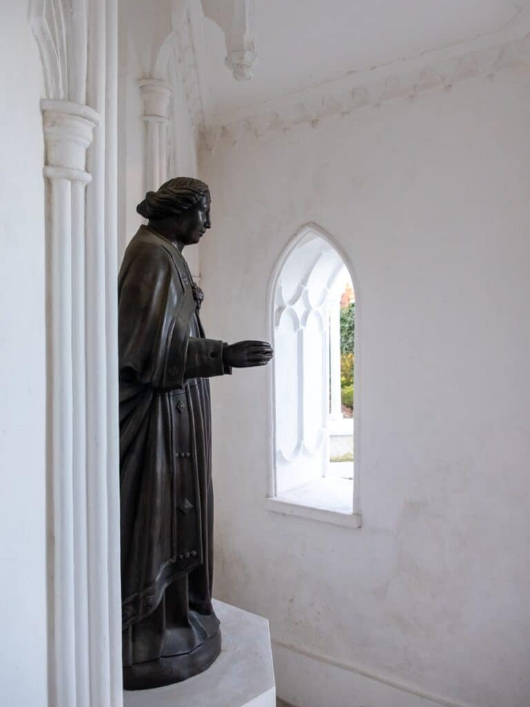 statue