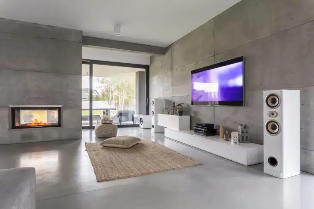 salon avec une cheminée à foyer fermé