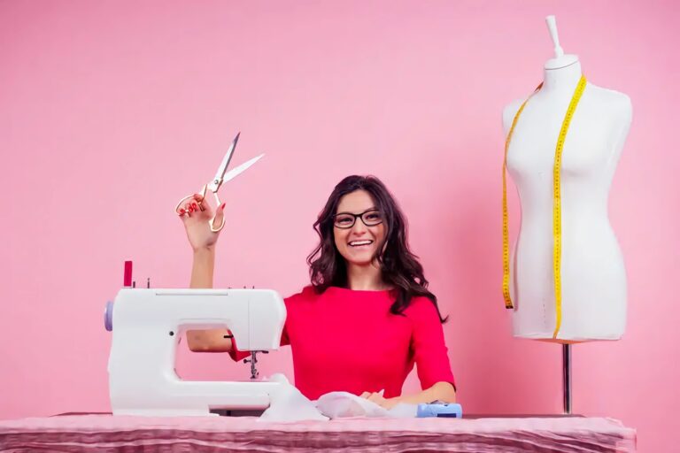 jeune femme devant une machine à coudre