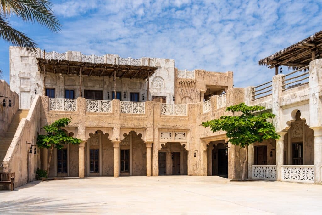 maison traditionelle avec une grande cour à Dubaï
